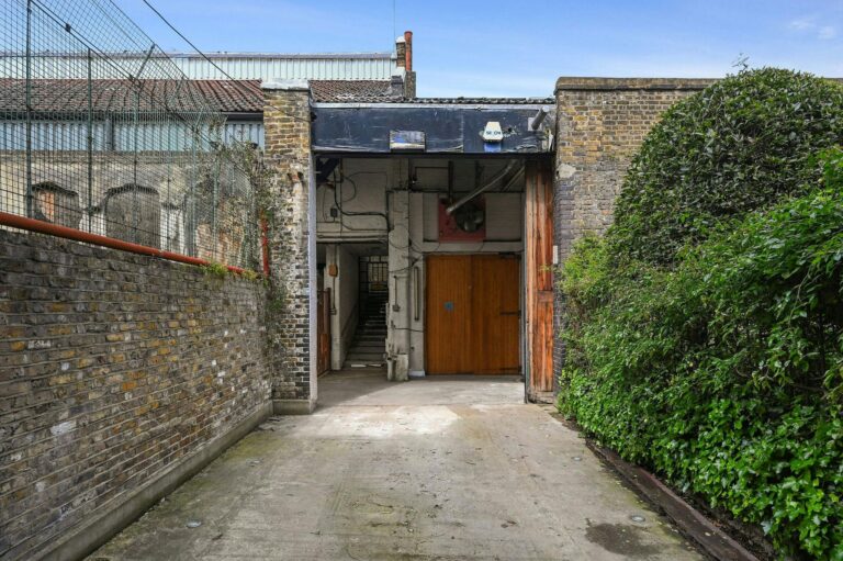 Converted Stables in the Heart of Shoreditch image 13
