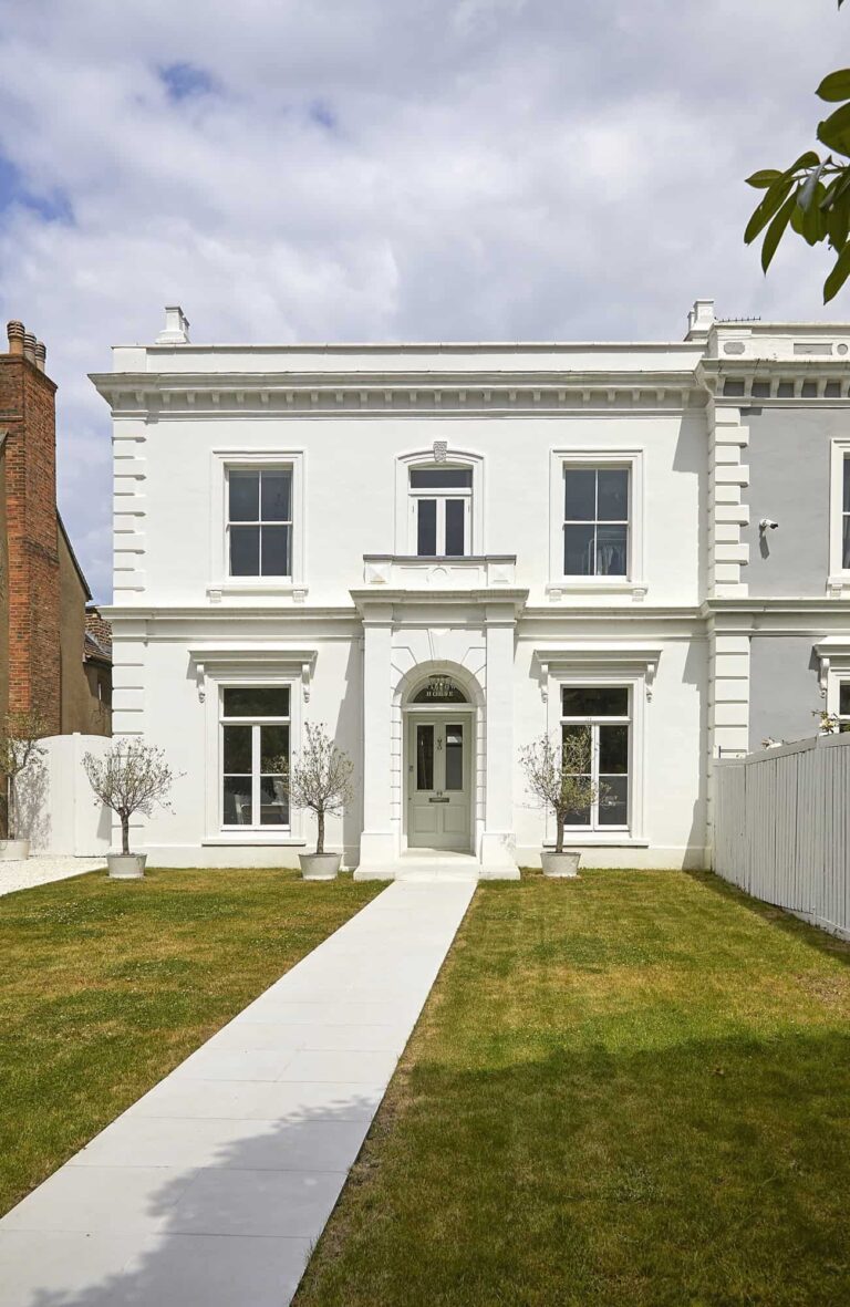 Charming Queen Anne Property in Shepperton image 1