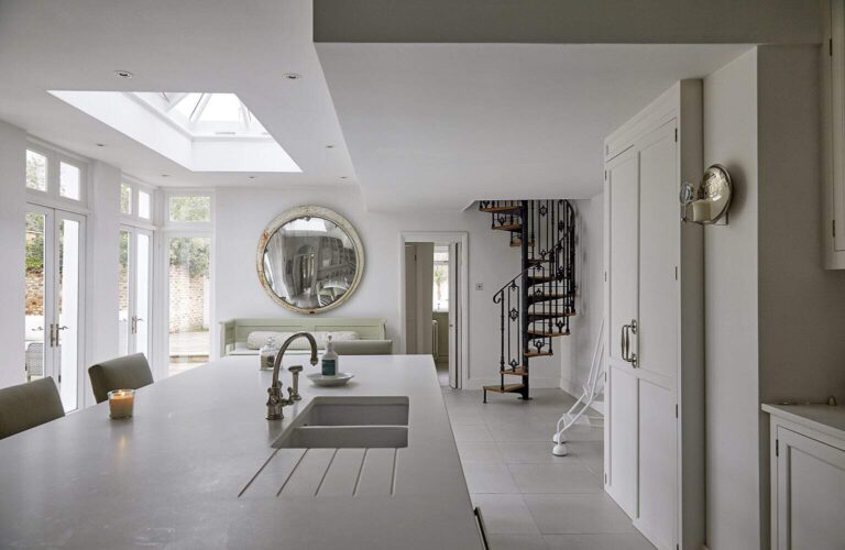 Charming Queen Anne Property in Shepperton image 5