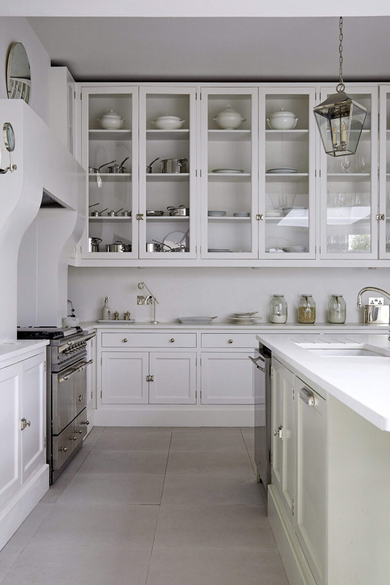 Charming Queen Anne Property in Shepperton image 8