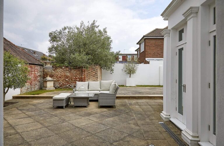 Charming Queen Anne Property in Shepperton image 49