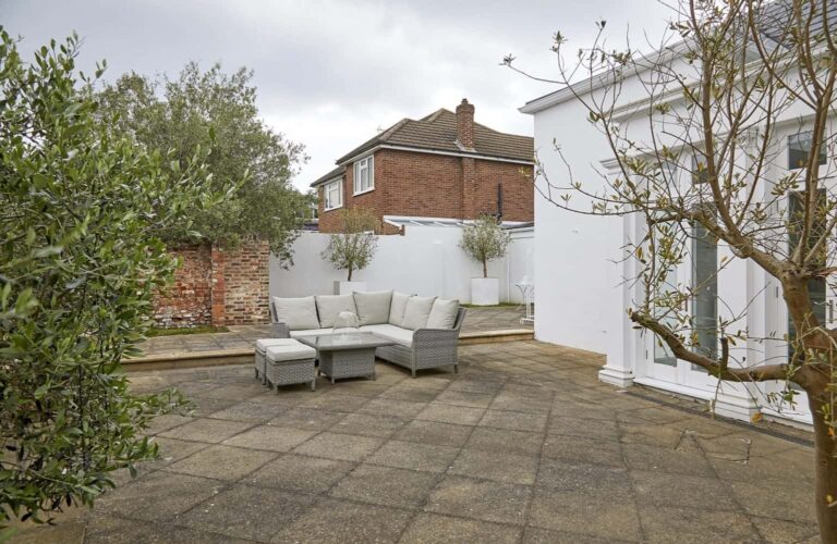 Charming Queen Anne Property in Shepperton image 46