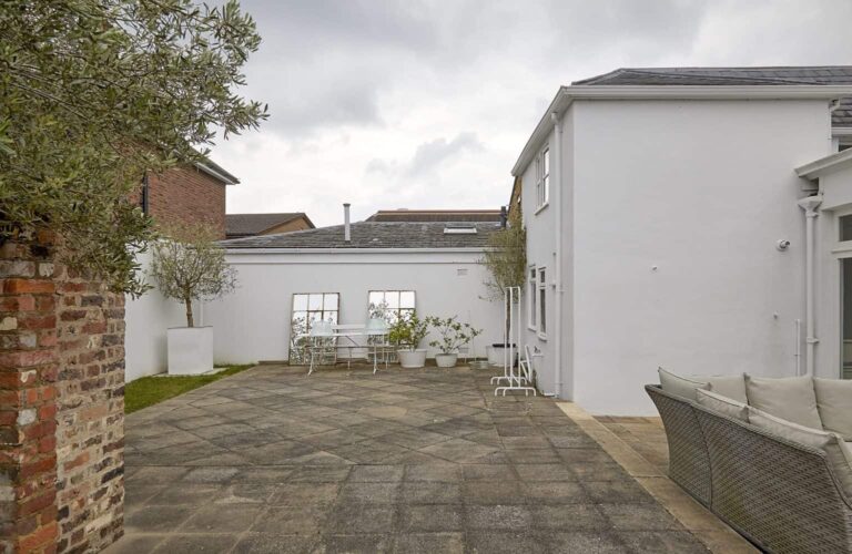 Charming Queen Anne Property in Shepperton image 47