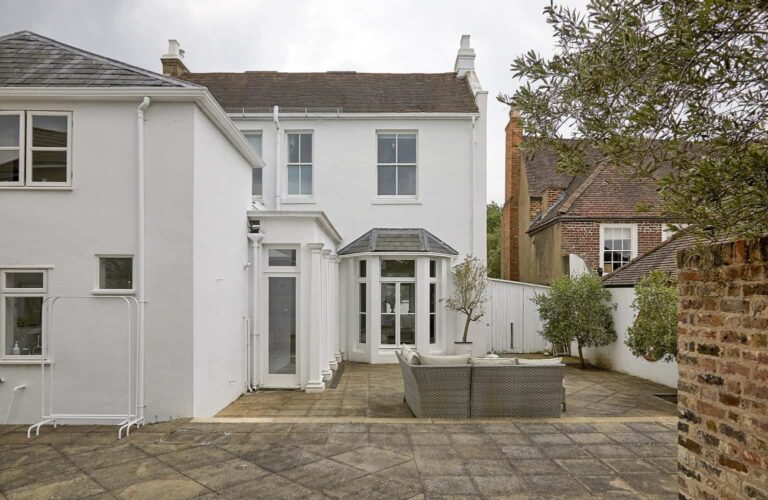 Charming Queen Anne Property in Shepperton image 50
