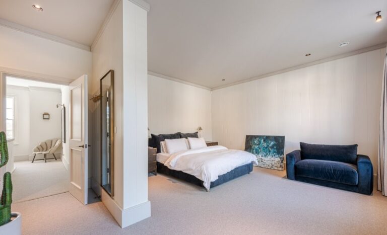 Hamptons Mansion in Surrey image 15