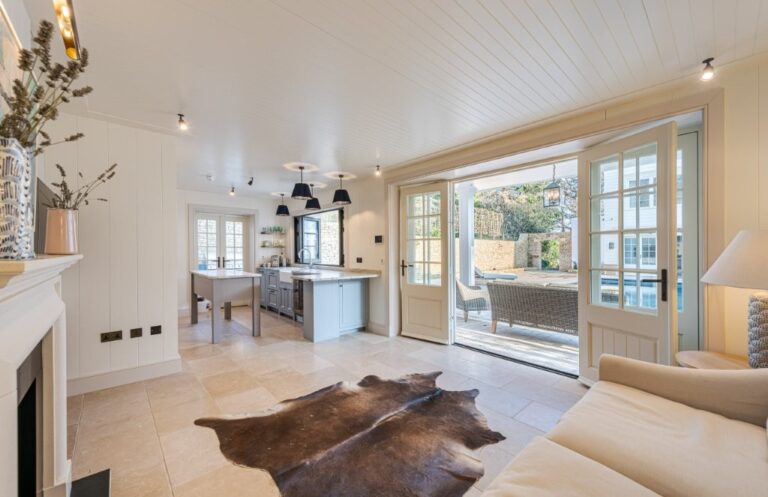 Hamptons Mansion in Surrey image 11