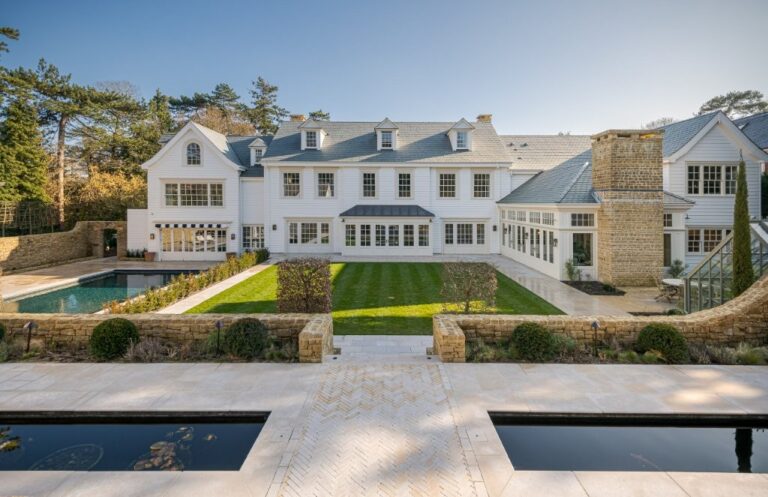 Hamptons Mansion in Surrey image 5