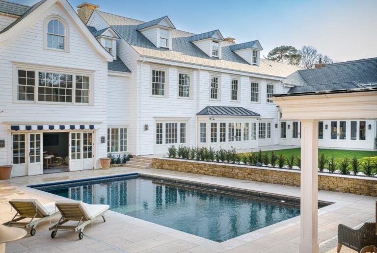 Hamptons Mansion in Surrey image 4