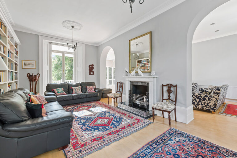 Spacious 7 Bedroom Riverside House image 8