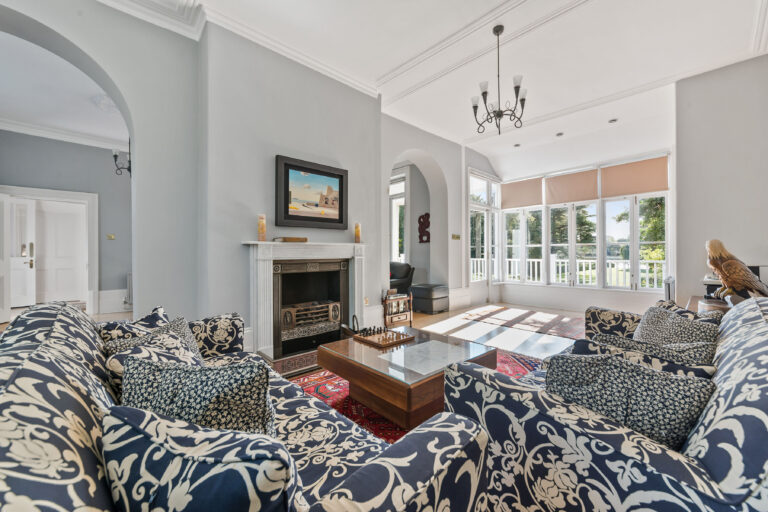Spacious 7 Bedroom Riverside House image 9