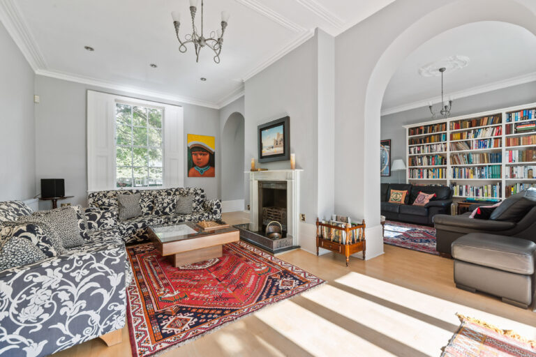 Spacious 7 Bedroom Riverside House image 10