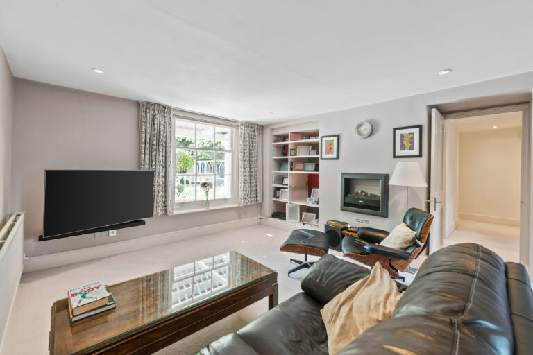 Spacious 7 Bedroom Riverside House image 7