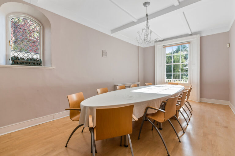 Spacious 7 Bedroom Riverside House image 6