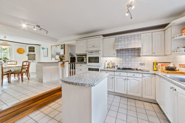 Spacious 7 Bedroom Riverside House image 3