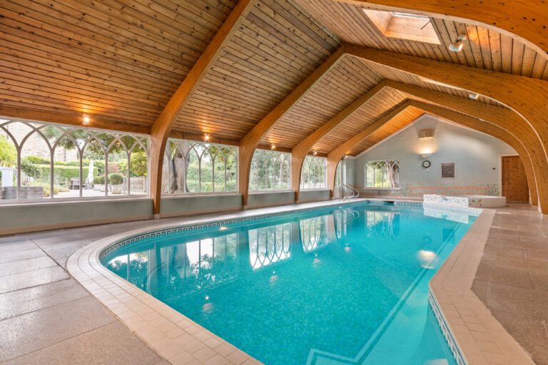 Spacious 7 Bedroom Riverside House image 11