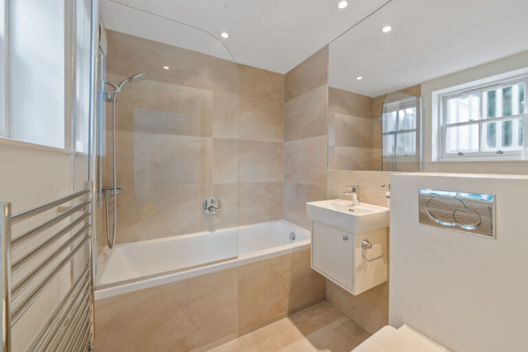 Spacious 7 Bedroom Riverside House image 27