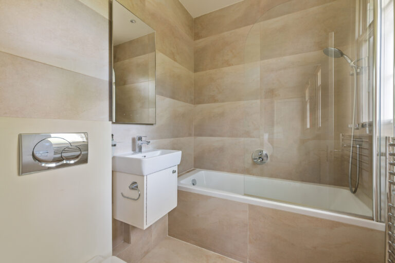 Spacious 7 Bedroom Riverside House image 25