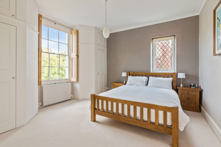 Spacious 7 Bedroom Riverside House image 17