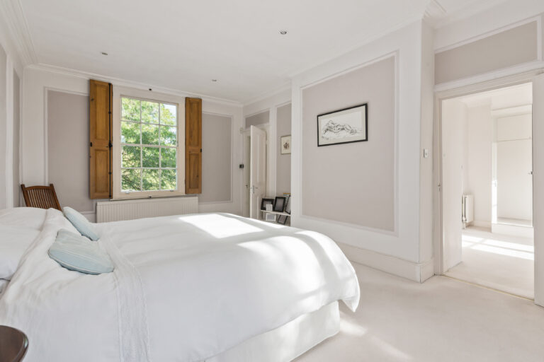 Spacious 7 Bedroom Riverside House image 16