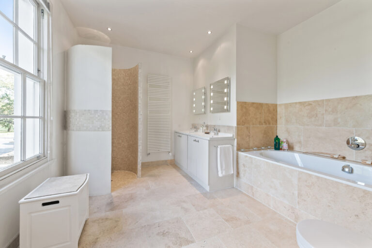 Spacious 7 Bedroom Riverside House image 23