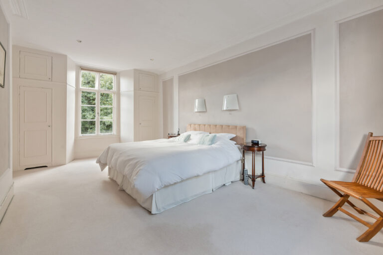 Spacious 7 Bedroom Riverside House image 18
