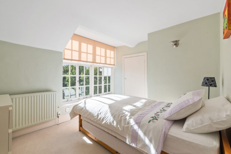 Spacious 7 Bedroom Riverside House image 21