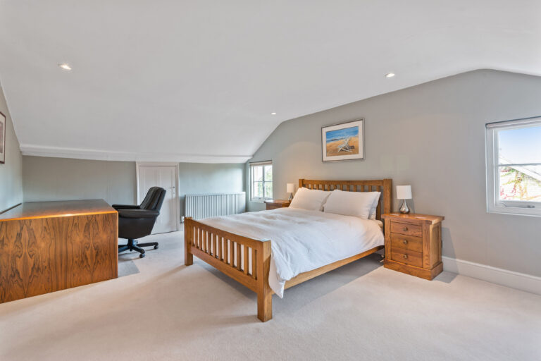 Spacious 7 Bedroom Riverside House image 19