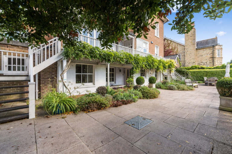 Spacious 7 Bedroom Riverside House image 28