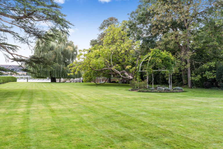 Spacious 7 Bedroom Riverside House image 36