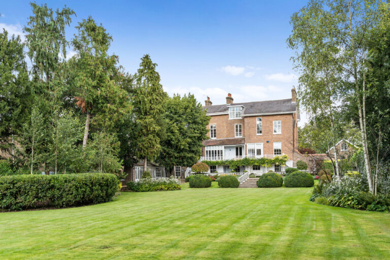 Spacious 7 Bedroom Riverside House image 34