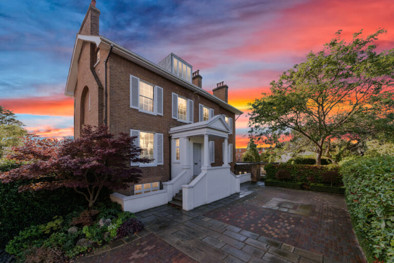 Spacious 7 Bedroom Riverside House image 2