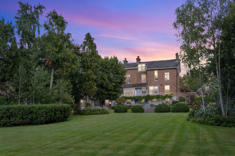 Spacious 7 Bedroom Riverside House image 31