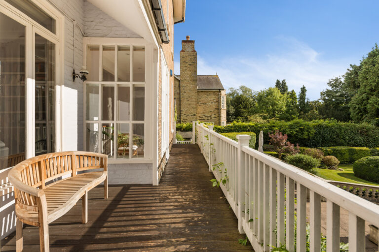 Spacious 7 Bedroom Riverside House image 32