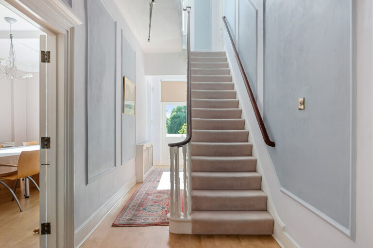 Spacious 7 Bedroom Riverside House image 14