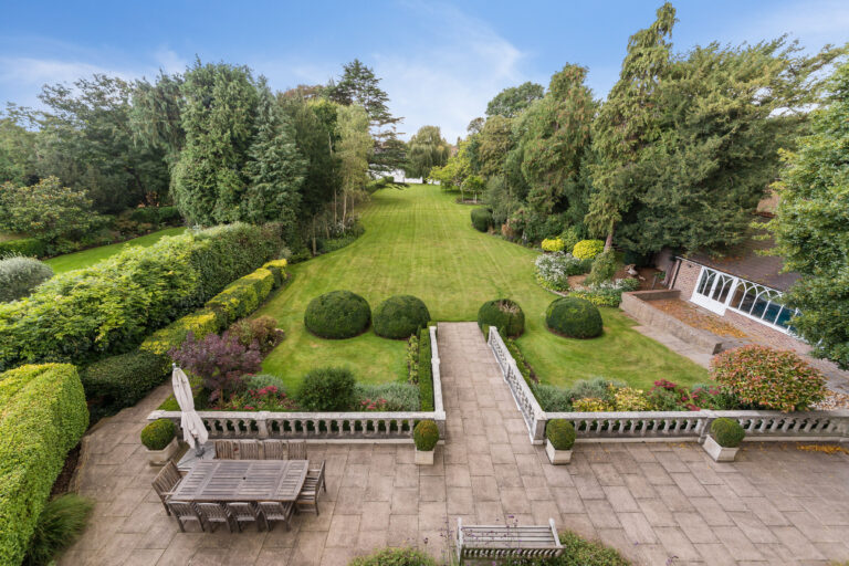 Spacious 7 Bedroom Riverside House image 33