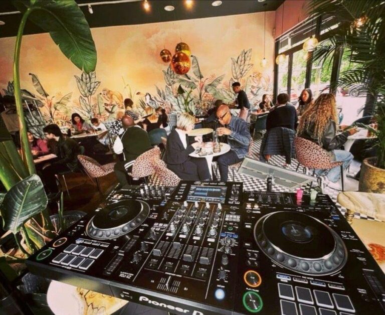 Retro Restaurant with Bar image 14