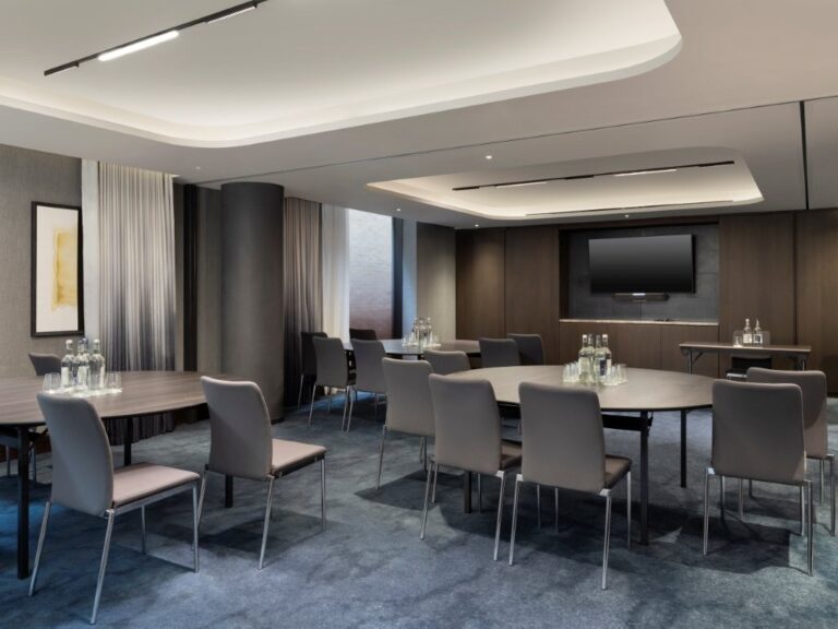 Contemporary Hotel image 21
