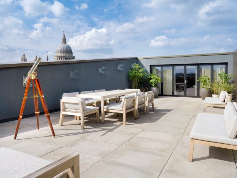 Contemporary Hotel image 32