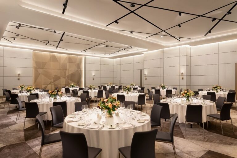 Contemporary Hotel image 16
