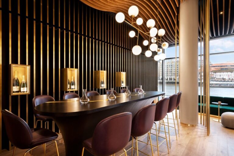Contemporary Hotel image 9